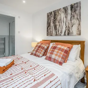 Spacious 3 Bedroom Modern House - Heart Of - Private Main Door Entrance & Private Garden With Stunning Views Of Arthur Seat Apartment