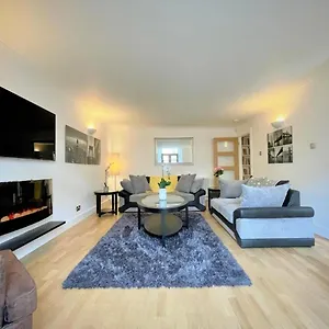 Elite 3 Bed New Town With Private Walled Garden Apartment
