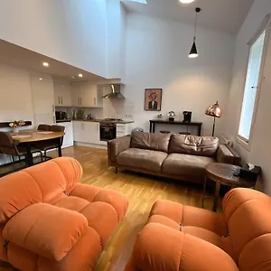 2 Bed 2 Bath With Private Parking Apartment